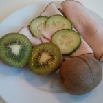 Knäckebröd med kalkon och gurka, och lite kiwi!